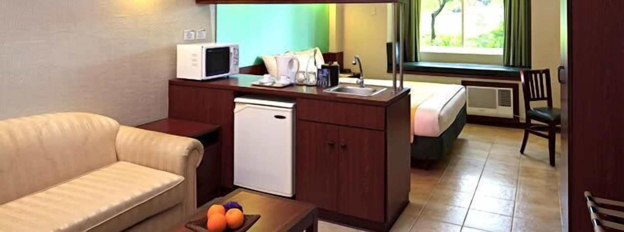 Microtel By Wyndham Tarlac Zewnętrze zdjęcie