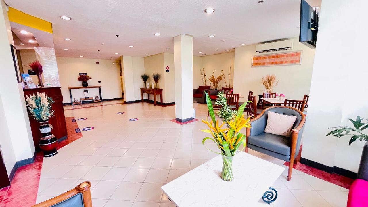 Microtel By Wyndham Tarlac Zewnętrze zdjęcie