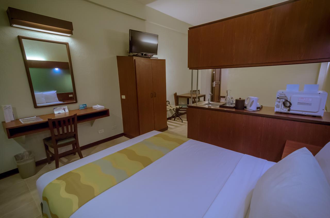 Microtel By Wyndham Tarlac Zewnętrze zdjęcie