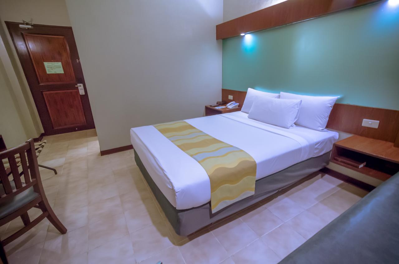 Microtel By Wyndham Tarlac Zewnętrze zdjęcie